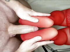 लाल मोज़ा में tube videos spiby मुर्गा हस्तमैथुन, शुक्राणु प्राप्त करने की कोशिश कर रहा