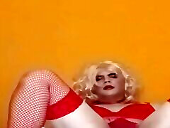 Crossdresser Felixa布兰卡在红色内衣mastrubating与黑色的假阳具