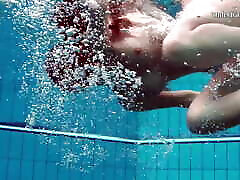 nata szilva, węgierski nastolatek, pokazuje swoje umiejętności pływania