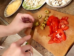 пицца в обнаженном виде готовится голая мамочка милф дюбарри без трусиков в чулках на высоких каблуках готовит на кухне