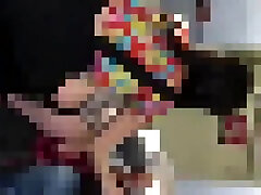 личная фотография со смартфона, подглядывающие снимки трусиков красивой женщины, которая пьяна и ее рвет на улице.434