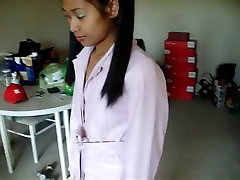 Asiatischen in pink-Leder-Mantel und-Schuhe