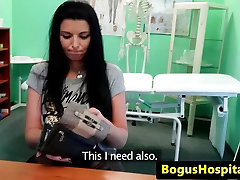 Bigtitted eurobabe捣通过伪造的医生