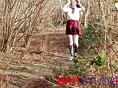 britannico 18 anno vecchio in uniforme pissing in il woods