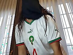 Real arab in niqab masturbates on webcam - mature regarde un porno Sweet arabic