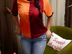 角质茉莉花庆祝Galatasaray胜利在她的粉丝面前的一个摄像头