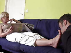 нюхание ног во время чтения газеты