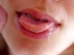 मुंह में सुपर क्लोज अप सह, उसके कामुक होंठ और जीभ उसे सह बनाते हैं