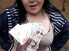 年轻的吸烟摩洛伊斯兰解放阵线支付吸业余大黑公鸡在公共