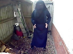 Niqab Mega-slut! Fette Moslemnutte strippt im Hinterhof!