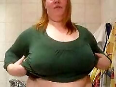 Plumper show her orbs