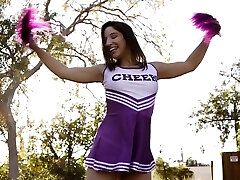 淘气的啦啦队长阿贝拉危险享有骑着一个巨大的阴茎