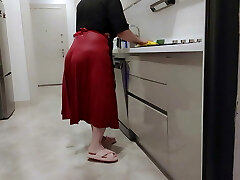 当我父亲不在家时，我的继母试图让我兴奋。