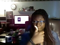 乌木的女孩显示了她的大奶,毛茸茸的小猫和公司的战利品。