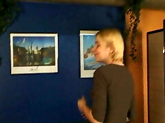 Petra 24 Jahre Blonde laesst sich doch gerne ueberzeugen vor der Kamera zu bumsen