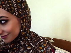 华丽的阿拉伯舞蹈和胖男人没有钱,没有问题