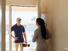 Curvy Latina wifey cheats on her husband with the cable man