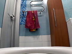 Mature hairy pussy pisses on the toilet, the camera is watching her. Fat ass, vagina, shitpipe close-up. Milf urinates.