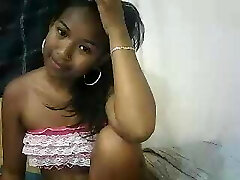 cam avec une diminutive malgache aux seins parfaits