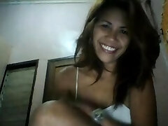 pretty filipina mom misty displaying her hairy pussy on webcam