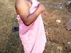 طراحی های داغ دختر سکسی با داشتن سرگرم کننده در اینجا با دوست دختر روستا گرفتن حمام در رودخانه