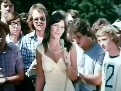 Dark haired salacious whoe Linda Lovelace give elegant cock suck