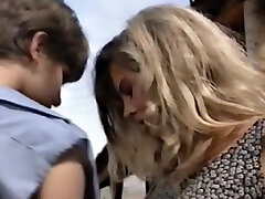 splendida milf bionda con occhiali da sole si sente cornea per una giovane ragazza di campagna