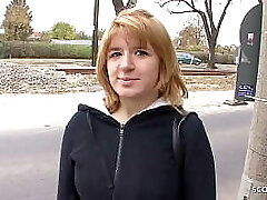 Schü_chterne Jungfrau Studentin nach der Uni von alten Balls fü_r Bang-out bezahlt