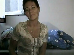 Kurzhaarige kommt das erste mal durch einen faux-cock