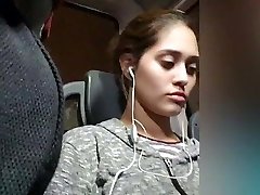 Mirando assustada com a cobra 