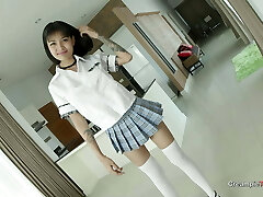 красивая миниатюрная азиатская красотка с натуральными сиськами