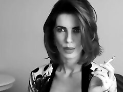 очаровательная сексуальная девушка курит ep2