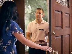 просто ххх видео с очень сексуальной грудастой брюнеткой милф, которая жаждет секса