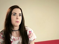 симпатичная брюнетка занимается сексом с парнем, которого она не знает