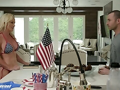 привлекательный блондинка мамаша сидней град дает ей голову и получает ее щель прибил