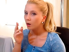 сексуальная сара курить и демонстрируя ее хорошо смазанной попа