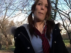 счастливчик получает возможность трахнуть горячую чарли ли на диване