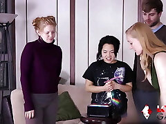 кайл показывает спарроу свою птицу после того, как стриптиз заканчивается