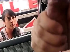 мастурбирует сюрприз компиляция flash в автомобиле