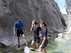 julia roca et une autre fille veulent se faire baiser ensemble à l'extérieur