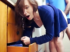 hot milf-matrigna si blocca ....di nuovo (sì!!) figliastro aiuta