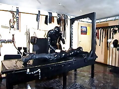 fessle mich fest und öffne den reißverschluss an meiner muschi und lecke sie nass