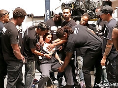 дикая грудастая шлюха айви лебель сосет и дрочит хуи, пока они не кончат