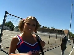 подцепить эту красотку из группы поддержки колледжа было так же просто, как раз, два, три