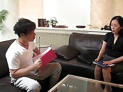 узкая юбка, обтягивающий топ, если ты покажешь свой член даме на работе, она, вероятно, отсосет тебе