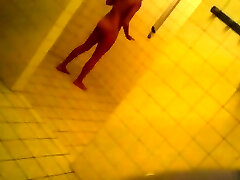 Adolescente in bagno dopo-sport fotocamera sazz che è nascosto