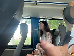 рискованная мастурбация в общественном автобусе со спермой на руке русской красотки