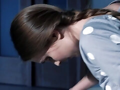 attraente babe si sente bello dare un bel solido pompino come lei vuole mangiare cum