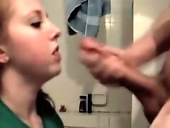 подросток милашки получает на лицо