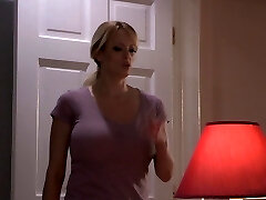 потрясающая игра втроем с двумя девушками, которые обожают большой член